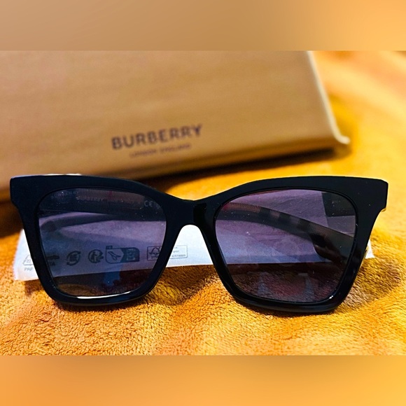 NWT BURBERRY Black Vintage Sunglasses - Picture 1 of 11